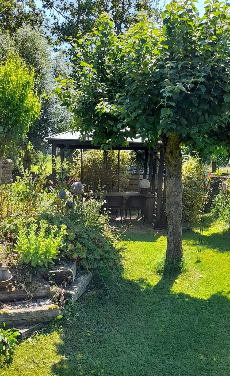 Doorkijk naar het tuinhuis in de koffietuin